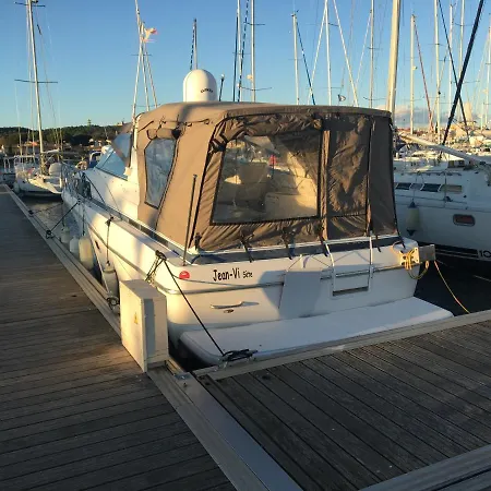 Bateau A Quai אגדה