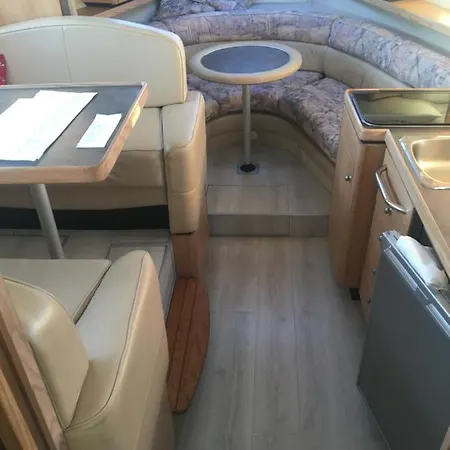 Bateau A Quai ספינת מלון *
